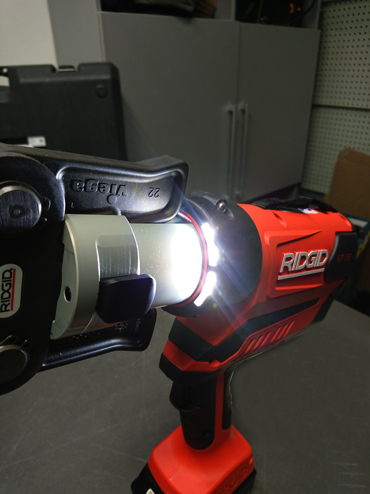 LED světlo na Lisovací kleště RIDGID RP 350-C